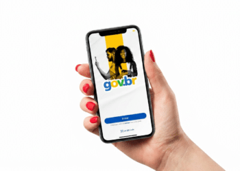 Aplicativo gov.br exibido em smartphone para acesso a serviços digitais.