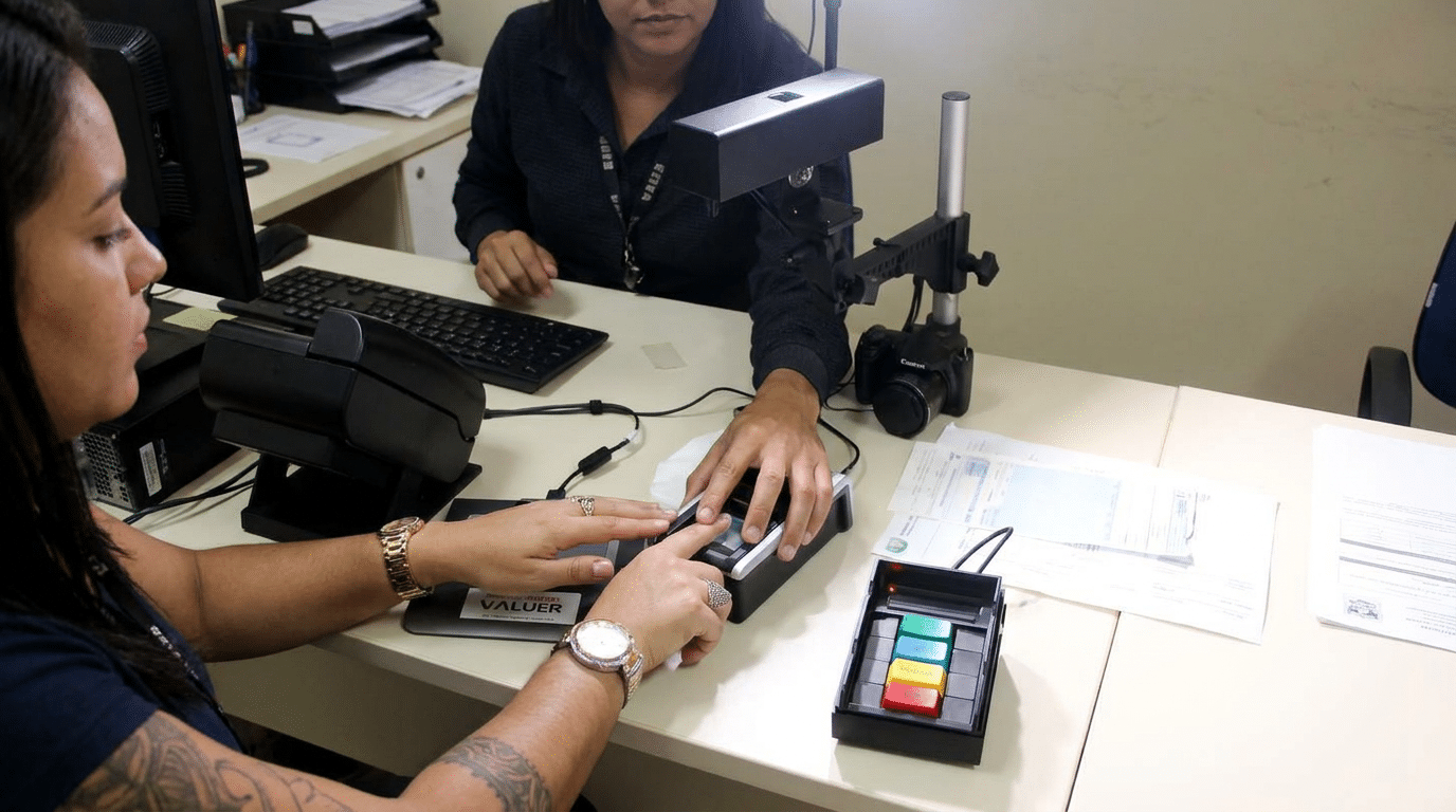 Coleta biométrica em guichê oficial de emissão de identidade.