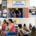 Funcionários com crachás conversam em atendimento sob placa verde "Carreiras no Serviço Social" em ambiente institucional.