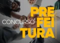 Grupo de 5 pessoas com mãos unidas ao centro, texto "CONCURSO PREFEITURA" em amarelo e branco.