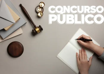 mesa com martelo de juiz e caderno aberto, Nome "CONCURSOS PÚBLICOS" em destaque.