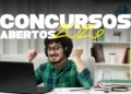 Pessoa utilizando notebook em casa, ilustrando inscrições abertas para concursos do Exército e Marinha 2026.