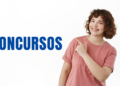 Jovem apontando para o nome "Concursos".