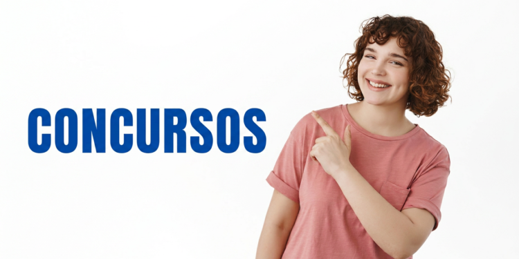 Jovem apontando para o nome "Concursos".