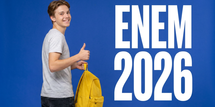 Jovem com camiseta cinza e mochila amarela faz sinal de positivo ao lado do texto ENEM 2026 sobre fundo azul.