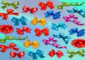Laços coloridos de cetim em vermelho, azul, verde, rosa, amarelo e laranja sobre fundo azul degradê para teste de observação