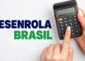 Mãos femininas segurando calculadora preta ao lado do texto Desenrola Brasil em azul e verde,