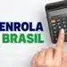 Mãos femininas segurando calculadora preta ao lado do texto Desenrola Brasil em azul e verde,