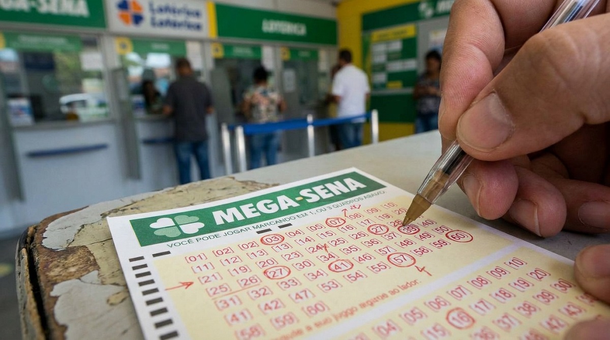 Mão masculina segurando caneta e marcando números em volante da Mega-Sena, com balcão de lotérica ao fundo