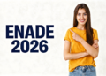 Estudante aponta para texto "ENADE 2026".