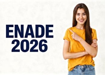 Estudante aponta para texto "ENADE 2026".