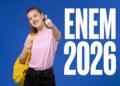 Estudante animada faz sinal de positivo ao lado do nome "ENEM 2026".