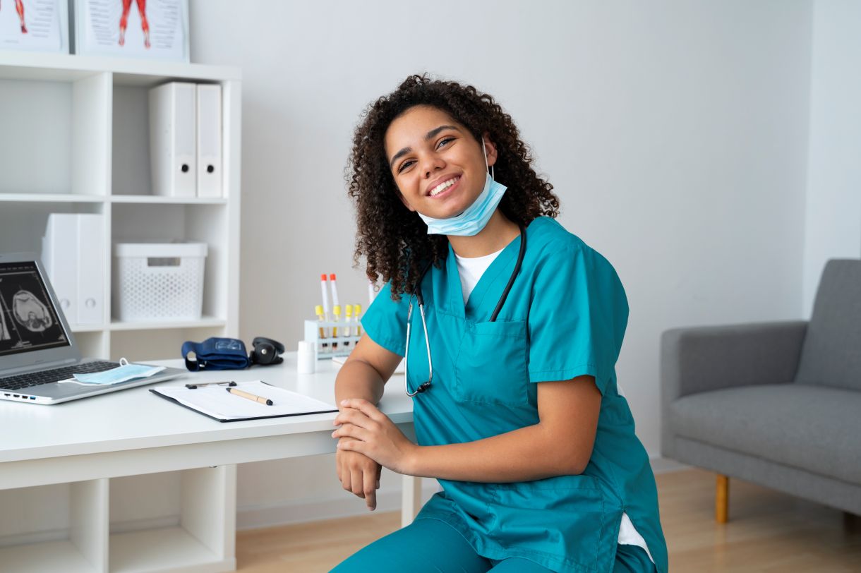 Profissional de saúde sorridente em consultório médico moderno.