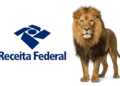 Logotipo azul da Receita Federal ao lado de leão adulto com juba dourada em fundo branco.