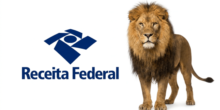 Logotipo azul da Receita Federal ao lado de leão adulto com juba dourada em fundo branco.