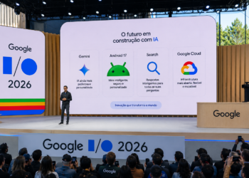 CEO Sundar Pichai no palco do Google I/O 2026 mostrando novidades de Gemini, Android 17, Search e Google Cloud.