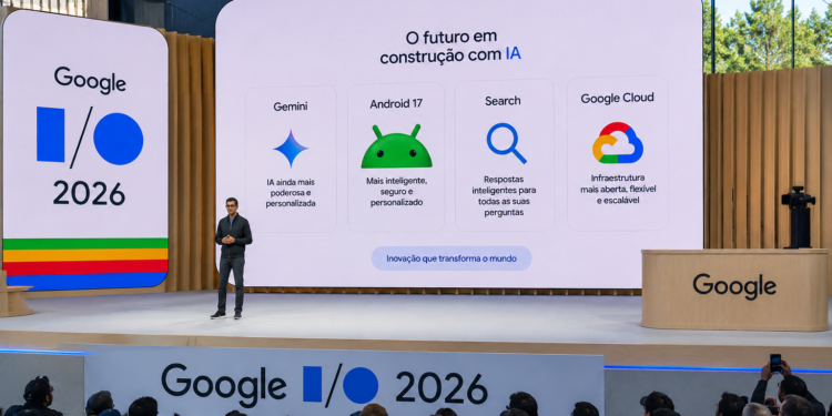 CEO Sundar Pichai no palco do Google I/O 2026 mostrando novidades de Gemini, Android 17, Search e Google Cloud.