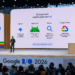 CEO Sundar Pichai no palco do Google I/O 2026 mostrando novidades de Gemini, Android 17, Search e Google Cloud.