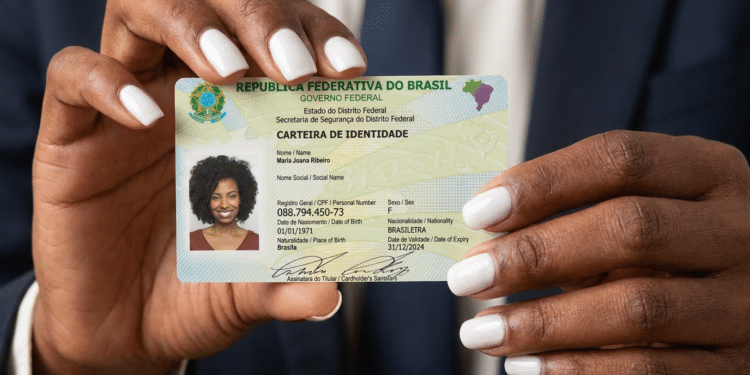 Carteira de Identidade Nacional (CIN) do Distrito Federal em mãos.