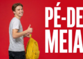 Jovem sorrindo com mochila amarela faz sinal de positivo ao lado do texto "Pé-de-Meia" em fundo vermelho.