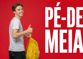 Jovem sorrindo com mochila amarela faz sinal de positivo ao lado do texto "Pé-de-Meia" em fundo vermelho.