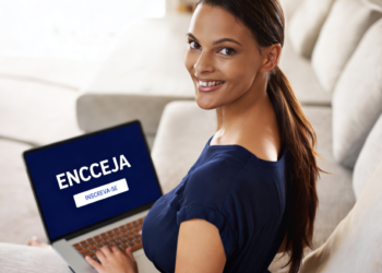 Jovem se inscrevendo no Encceja pelo notebook em casa.