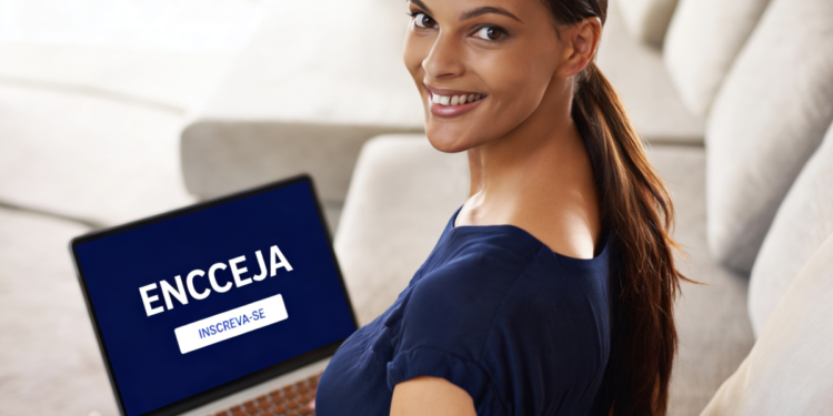 Jovem se inscrevendo no Encceja pelo notebook em casa.