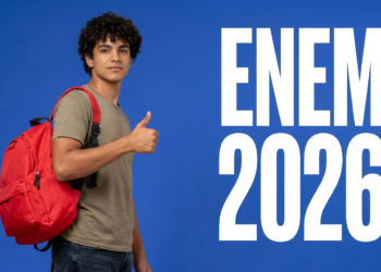 Jovem de cabelos cacheados com mochila vermelha fazendo sinal de positivo ao lado do texto ENEM 2026 em fundo azul.