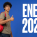 Jovem de cabelos cacheados com mochila vermelha fazendo sinal de positivo ao lado do texto ENEM 2026 em fundo azul.