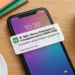 Smartphone exibe notificação do MEC sobre orientações e cronograma do ENEM 2026 sobre mesa de estudos.