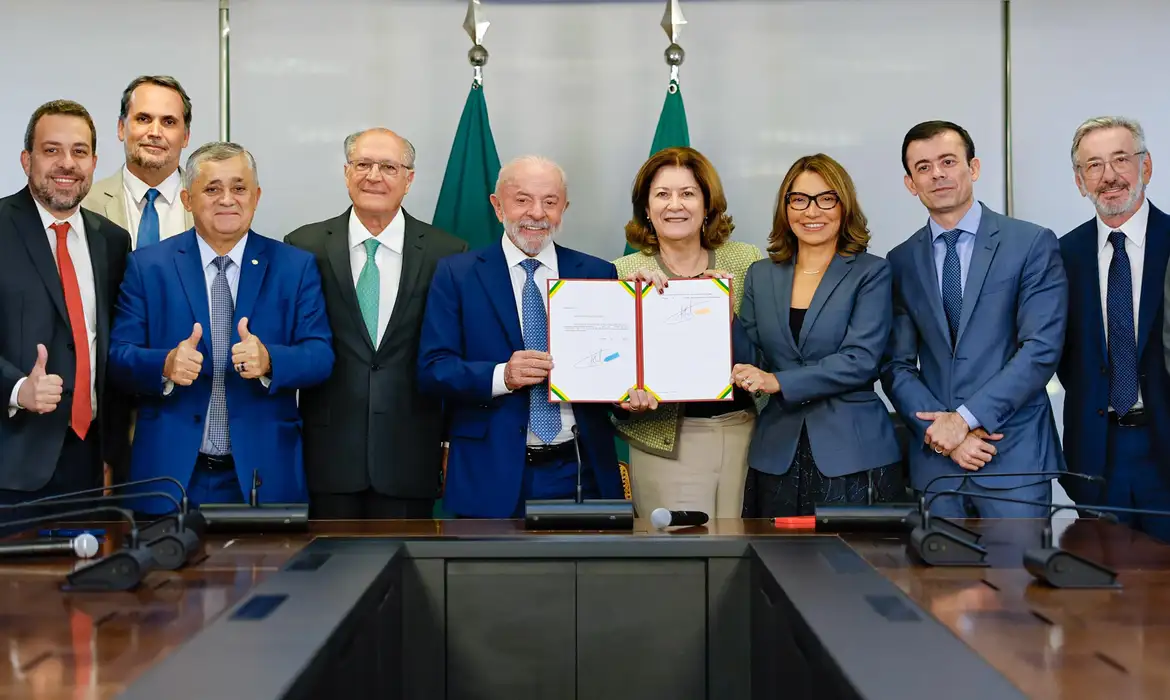 Lula e ministros em cerimônia de assinatura no Planalto.