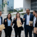 Equipe de profissionais comemora vitória em área externa.