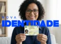 Mulher segurando a nova identidade.