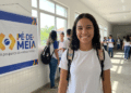 Estudante sorri em escola beneficiada pelo programa Pé-de-Meia.