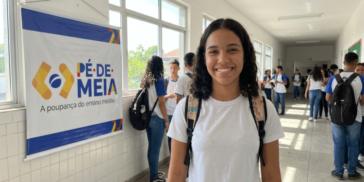 Estudante sorri em escola beneficiada pelo programa Pé-de-Meia.