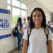 Estudante sorri em escola beneficiada pelo programa Pé-de-Meia.