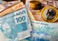 Cédulas e moedas do real brasileiro em destaque.