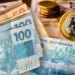 Cédulas e moedas do real brasileiro em destaque.