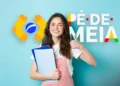 Jovem sorridente com cadernos faz sinal de aprovação ao lado do logotipo do programa Pé-de-Meia sobre fundo azul.
