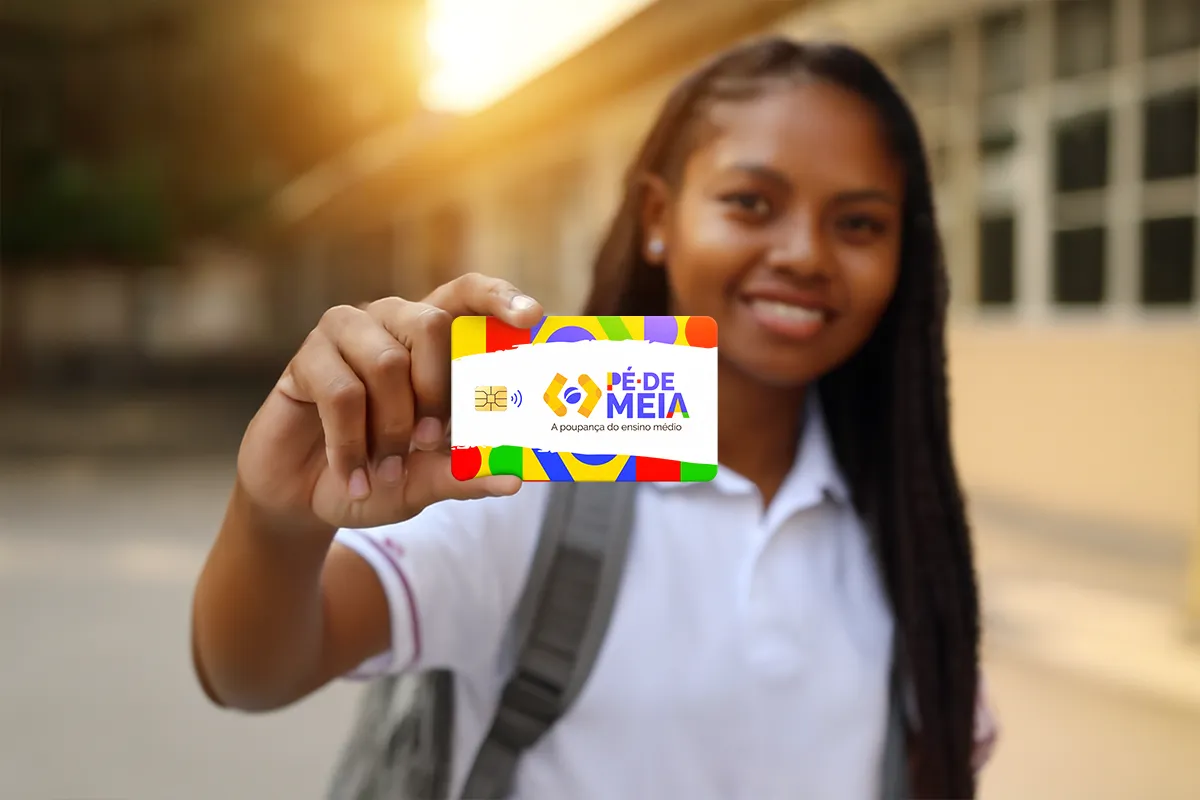 Estudante do ensino médio exibe cartão do Pé-de-Meia.