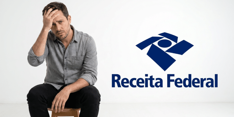 Homem com mão na cabeça, expressão preocupada, sentado em banco ao lado do logotipo da Receita Federal.