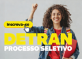 Estudante sorrindo ao lado da frase "Detran processo seletivo".