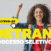 Estudante sorrindo ao lado da frase "Detran processo seletivo".