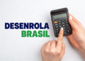Mãos segurando calculadora e nome "Desenrola Brasil" em destaque.