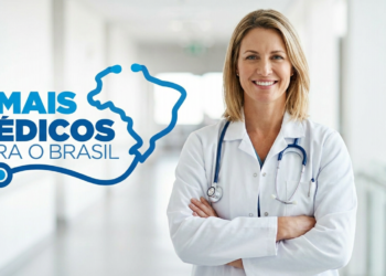 Médica sorrindo ao lado do logo Mais Médicos para o Brasil.