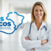 Médica sorrindo ao lado do logo Mais Médicos para o Brasil.