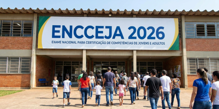 Grupo de adultos e crianças caminha em direção à entrada de escola com faixa ENCCEJA 2026.