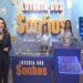 Apresentadora com microfone e duas auxiliares realizam sorteio da Loteria dos Sonhos com globos e bolas