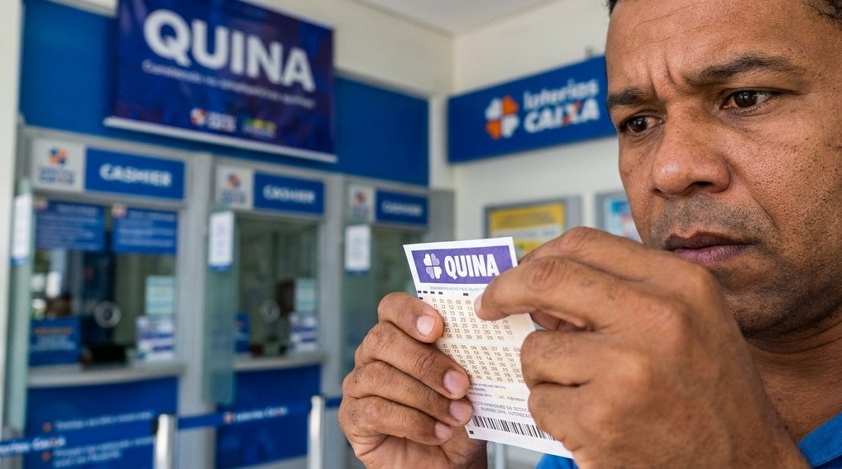 Homem de camisa azul segura volante da Quina em frente a guichês de lotérica com letreiros Caixa e Quina