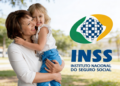 Mãe e filha ao lado da logo do INSS.